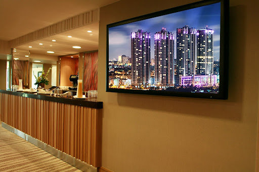 Màn hình LCD được treo tại sảnh khách sạn
