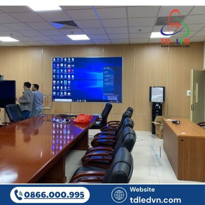 Màn hình LED có kích thước lớn và trọng lượng không hề nhẹ, nên việc thi công cần thiết bị chuyên dụng và đội ngũ tay nghề cao.