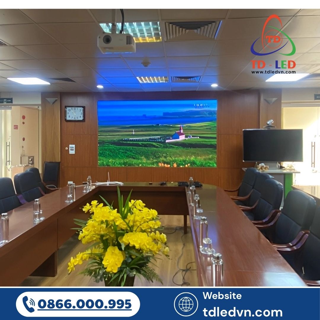 Màn hình LED phòng họp đang dần thay thế máy chiếu truyền thống nhờ chất lượng hình ảnh vượt trội, khả năng kết nối đa nền tảng và tuổi thọ cao.