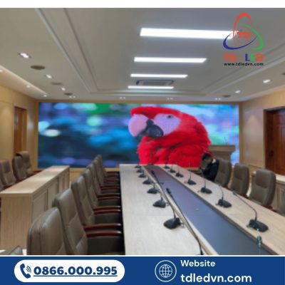Sử dụng màn hình LED phòng họp không chỉ giúp doanh nghiệp chuyên nghiệp hóa không gian làm việc, mà còn tối ưu hiệu quả họp hành, nâng cao trải nghiệm giao tiếp, và tiết kiệm thời gian trình bày nội dung.