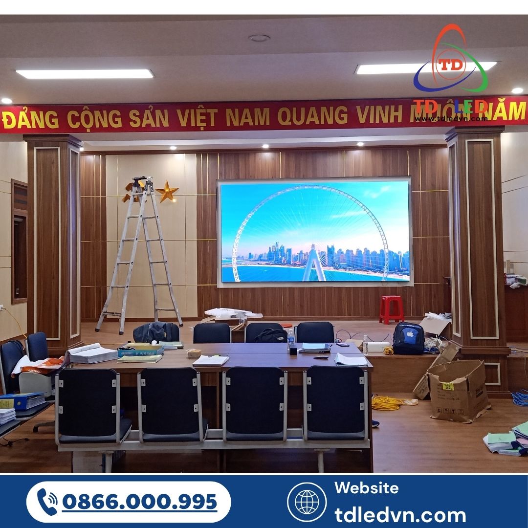 Trong các sự kiện chính trị, hội nghị chuyên môn hay lễ tổng kết, màn hình LED hội trường đóng vai trò trung tâm trong việc hiển thị nội dung, hình ảnh, video chuyên nghiệp.